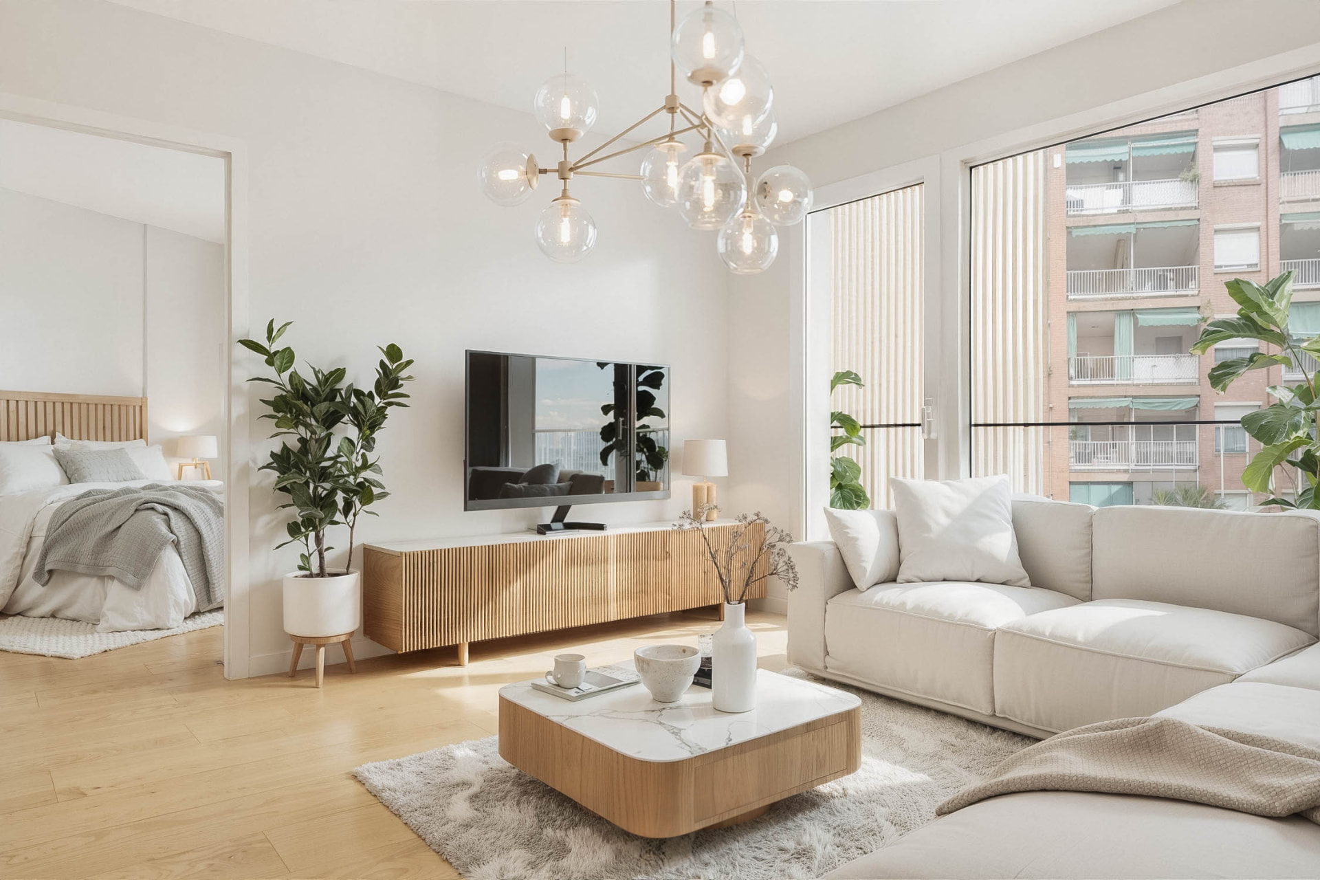 Salón con luz natural y mobiliario en tonos crudos