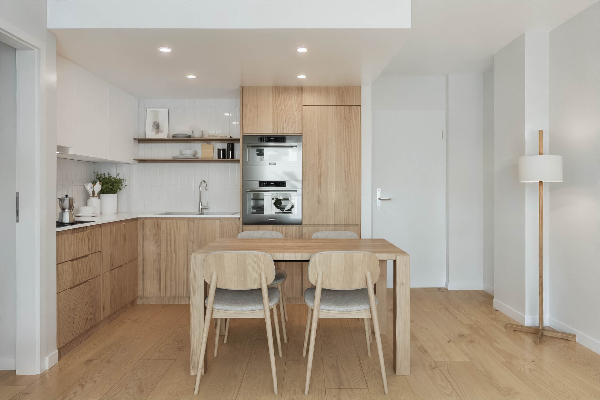 Cocina de roble abierta al comedor