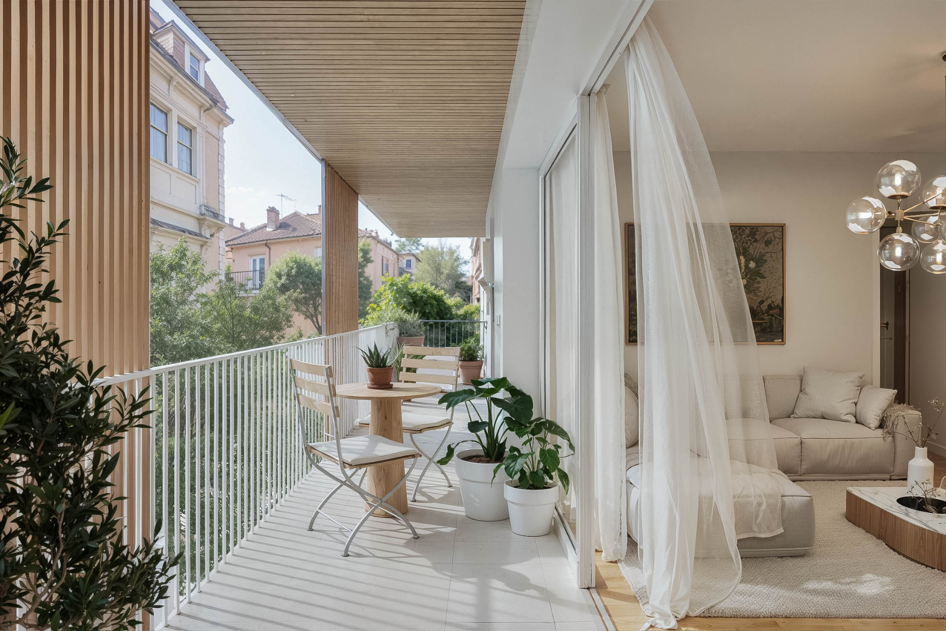 Terraza cubierta con celosía de madera abierta al salón